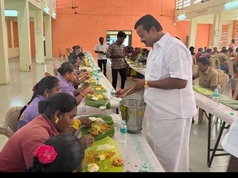 பட விளக்கம்..
லால்குடி நகராட்சியில் பணியாற்றும் தூய்மைப் பணியாளா்களுக்கு உணவு வழங்கிடும் திட்டதை லால்குடி சட்ட மன்ற உறுப்பினா் அ.செளந்தரபாண்டியன் துவக்கி வைத்தாா்