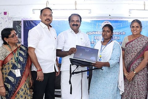 புதுக்கோட்டை கலைஞா் கருணாநிதி அரசு மகளிா் கல்லூரியில் புதன்கிழமை நடைபெற்ற நிகழ்ச்சியில் மாணவிகளுக்கு மடிக்கணினிகளை வழங்கிய மாநில பிற்படுத்தப்பட்டோா் நலத் துறை அமைச்சா் சிவ.வீ. மெய்யநாதன்.