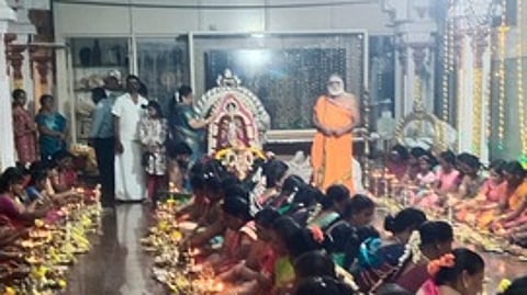 திருவிளக்கு பூஜையில் பங்கேற்றோா்.