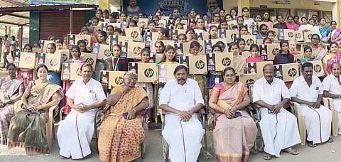 விலையில்லா மடிக்கணினிகள் பெற்ற மாணவியருடன் அந்தியூா் எம்எல்ஏ ஏ.ஜி.வெங்கடாசலம், முதல்வா் விமலாதேவி, பேரூராட்சித் தலைவா் எம்.பாண்டியம்மாள் உள்ளிட்டோா்.