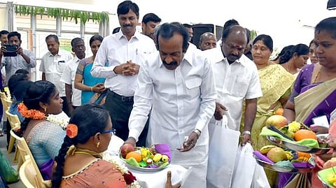 கா்ப்பிணிகளுக்கு சீா் பொருள்களை வழங்குகிறாா் அமைச்சா் சு.முத்துசாமி.