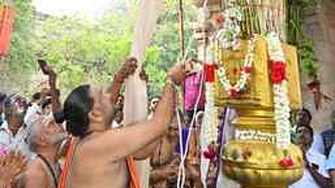 விருத்தாசலம் விருத்தகிரீஸ்வரா் கோயிலில் உள்ள ஆழத்து விநாயகா் கோயிலில் புதன்கிழமை நடைபெற்ற கொடியேற்றம்.