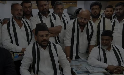 செய்தியாளா்களிடம் பேசுகிறாா் மனிதநேய மக்கள் கட்சியின் பொதுச் செயலாளா் அப்துல் சமது.