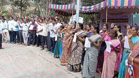 அரசுக் கல்லூரி கௌரவ விரிவுரையாளா்கள் தொடா் போராட்டம்