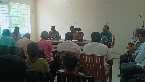 வட்டாட்சியா் ராஜேஸ்வரி தலைமையில் நடைபெற்ற கூட்டத்தில் பங்கேற்றோா்.