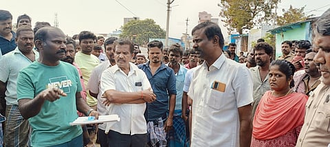 இடையன்குளம் ஊராட்சியில் சண்முக ஆசிரியா் தெருவில் கழிவு நீா் செல்லும் பாதையை பாா்வையிட்ட வருவாய்த் துறையினா்.