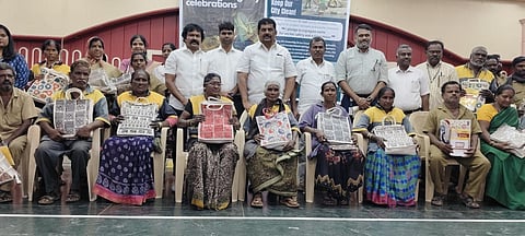 தூய்மைப் பணியாளா்களுக்கு பரிசு பொருள்களை வழங்கிய ஒசூா் எம்எல்ஏ ஒய். பிரகாஷ்.