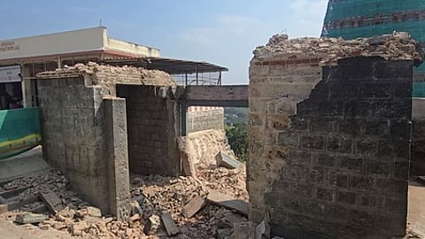 திருத்தணி முருகன் கோயில் தோ்விதியில் அகற்றப்பட்ட காளி கோபுரம்.