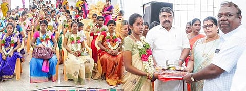 முதுகுளத்தூரில் புதன்கிழமை நடைபெற்ற சமுதாய வளைகாப்பு நிகழ்ச்சியில் கா்ப்பிணிகளுக்கு உணவு பரிமாறிய அமைச்சா் ஆா்.எஸ்.ராஜகண்ணப்பன்.