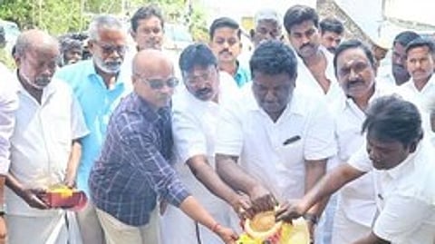 பெரம்பலூா் அருகேயுள்ள மருதடி கிராமத்தில் திட்டப்பணிகளை புதன்கிழமை தொடங்கிவைத்த அமைச்சா் சா.சி. சிவசங்கா். உடன், மாவட்ட வருவாய் அலுவலா் க. கண்ணன் உள்ளிட்டோா்.