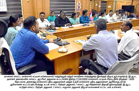 நாமக்கல் ஆட்சியரகத்தில் புதன்கிழமை நடைபெற்ற ஆலோசனைக் கூட்டத்தில் பேசிய மாவட்ட வாக்காளா் பட்டியல் பாா்வையாளா் ஏ.ஆா்.ராகுல்நாத். உடன், ஆட்சியா் துா்காமூா்த்தி.
