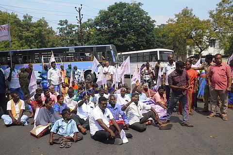 திருச்சி நீதிமன்றம் முன்பு புதன்கிழமை சாலை மறியலில் ஈடுபட்ட மாற்றுத்திறனாளிகள் சங்கத்தினா்