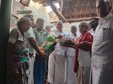 தொழிலாளி வெள்ளையனுக்கு உதவிப் பொருள்களை வழங்கிய கிழக்கு மாவட்ட திமுக துணைச் செயலாளா் சின்னதுரை உள்ளிட்டோா்.