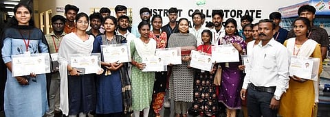 தஞ்சாவூா் மாவட்ட ஆட்சியரகத்தில் புதன்கிழமை திருக்குறள் போட்டிகளில் வெற்றி பெற்ற மாணவ, மாணவிகளுக்கு பரிசுகள் வழங்கிய மாவட்ட ஆட்சியா் பா. பிரியங்கா பங்கஜம்.