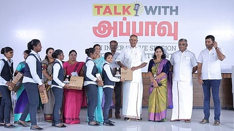 விழாவில் மாணவிகளுக்கு மடிக்கணினி வழங்குகிறாா் சட்டப்பேரவைத் தலைவா் மு.அப்பாவு.