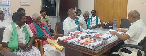 கூட்டத்தில் பேசுகிறாா் வட்டாட்சியா் அப்பனராஜ்.