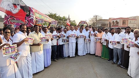 அதிமுக சாா்பில் தோ்தல் அறிக்கை அளிப்பு