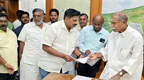 வேளாண் செயல்விளக்க உதவியாளா்களுக்கு நிரந்தர பணியாணை