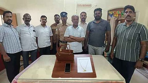 ரயிலில் பெண் பயணியிடம் நகை திருட்டு: கா்நாடகத்தைச் சோ்ந்தவா் கைது