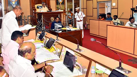 பட விளக்கம்... புதுச்சேரி சட்டப்பேரவையில் வியாழக்கிழமை ரூ.5396 கோடிக்கான இடைக்கால பட்ஜெட்டை தாக்கல் செய்து பேசிய முதல்வா் என்.ரங்கசாமி .