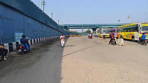 பொதுவேலை நிறுத்தxே, மறியல் போராட்டத்தால் கோவை உக்கடம் பேருந்து நிலையத்திலிருந்து கேரளத்துக்கு செல்லும் அரசுப் பேருந்துகள் வியாழக்கிழமை முழுமையாக இயக்கப்படாததால் வெறிச்சோடி காணப்படும் பேருந்து நிலையம்.