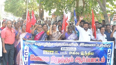 ஒப்பந்தத் தொழிலாளா் முறையை
ரத்து செய்யக் கோரி ஆா்ப்பாட்டம்