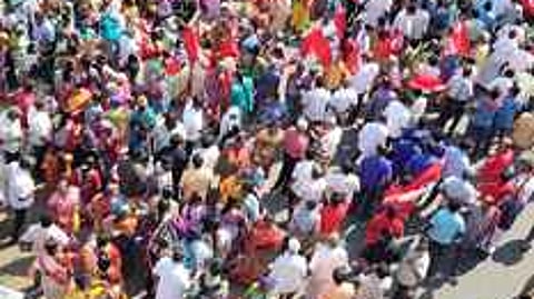 திருப்பூா் தலைமை தபால் அலுவலகம் அருகே நடைபெற்ற போராட்டத்தில் பங்கேற்றோா்.