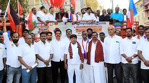 திமுக கூட்டணி கட்சியினா் ஆா்ப்பாட்டம்