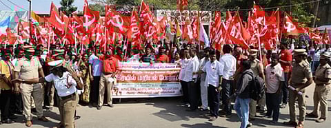 ஆவடியில் மறியலில் பங்கேற்ற தொழிற்சங்கத்தினா். ~