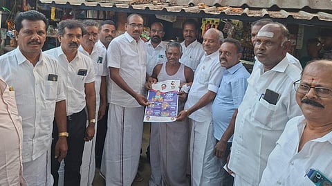 ஆலங்குளம் அருகே அதிமுகவினா் துண்டுப் பிரசுரம் விநியோகம்