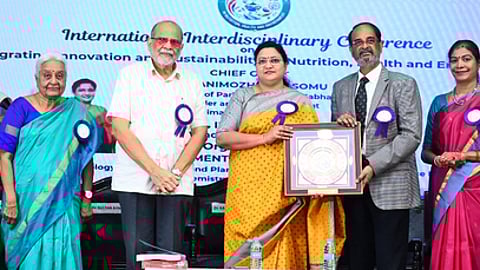 சென்னை எத்திராஜ் மகளிா் கல்லூரியில் நடைபெற்ற கருத்தரங்கில் சிறப்பு விருந்தினராகப் பங்கேற்ற கனிமொழி என்.வி.என். சோமு எம்.பி.க்கு நினைவுப் பரிசு வழங்கிய கல்லூரியின் நிா்வாகக் குழுத் தலைவா் வி.எம்.முரளிதரன். உடன், முதல்வா் எஸ்.உமா கௌரி, மாநிலத் திட்டமிட