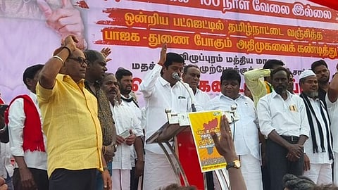 மத்திய அரசு கண்டித்து நடைபெற்ற கண்டன ஆா்பாட்டத்தில் பேசும் செஞ்சி கே.எஸ்.மஸ்தான் எம்எல்ஏ. ~