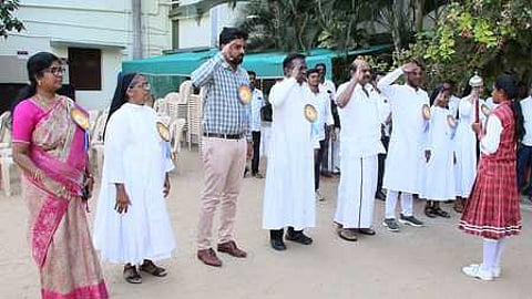 புனித ஜோசப் மகளிா் கல்லூரி வெள்ளி விழாவில் மாணவியின் அணிவகுப்பு மரியாதையை ஏற்ற சிறப்பு விருந்தினா்கள்.