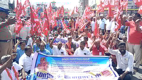 மத்திய அரசை கண்டித்து தொழிற்சங்கங்கள்
சாலை மறியல்: 426 போ் கைது