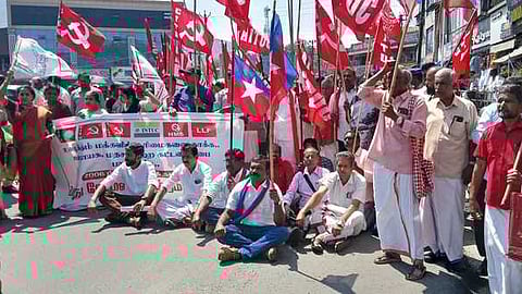 கூடலூா் பேருந்து நிலையம் பகுதியில் மறியலில் ஈடுபட்ட தொழிற்சங்கத்தினா்.