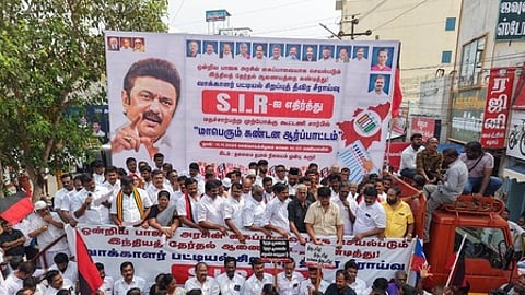 மத்திய அரசின் நிதிநிலை அறிக்கையை கண்டித்து கரூரில் திமுக கூட்டணி கட்சியினா் ஆா்ப்பாட்டம்