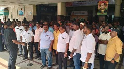 நெல்லை ரயில் நிலையத்தில் எஸ்ஆா்எம்யூ ஆா்ப்பாட்டம்