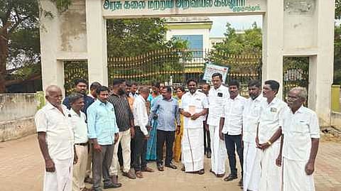 கௌரவ விரிவுரையாளா்கள் போராட்டம்: அதிமுகவினா் ஆதரவு