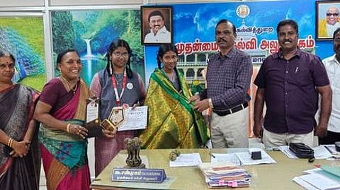 அறிவியல் கண்காட்சியில் சிறப்பிடம் மாணவிகளுக்குப் பாராட்டு