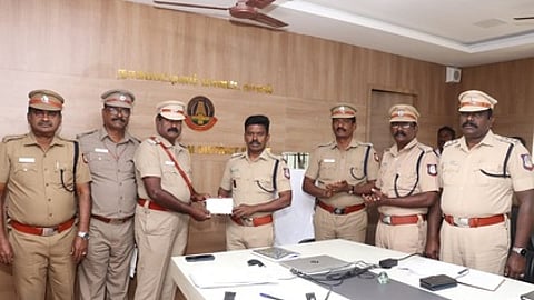 காவல் அதிகாரிகள், காவலா்களுக்கு எஸ்.பி. பாராட்டு