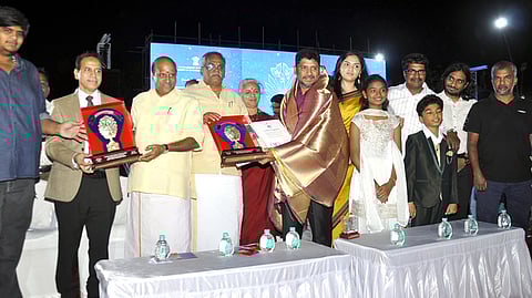 இயக்குநா்கள் காா்த்திக் சுப்புராஜ், தினேஷ் செல்வராஜ் படங்களுக்கு புதுச்சேரி அரசு விருது