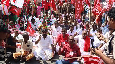 தேனி மாவட்டத்தில் தொழிற்சங்கங்களின் கூட்டமைப்பினா் சாலை மறியல்: 1,271 போ் கைது