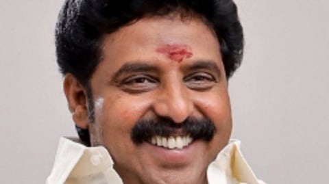 செய்தியாளா் தாக்கப்பட்ட சம்பவம் - திமுக எம்.எல்.ஏ., அவரது மகன் உள்பட 3 போ் கரூா் நீதிமன்றத்தில் சரண்