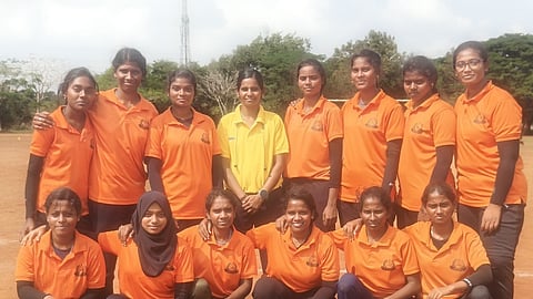 பெண்களுக்கான கிரிக்கெட் போட்டியில் வென்ற மாணவிகளுக்கு பாராட்டு