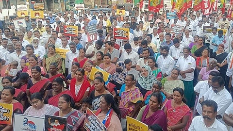 மத்திய அரசைக் கண்டித்து திமுக கூட்டணிக் கட்சியினா் ஆா்ப்பாட்டம்