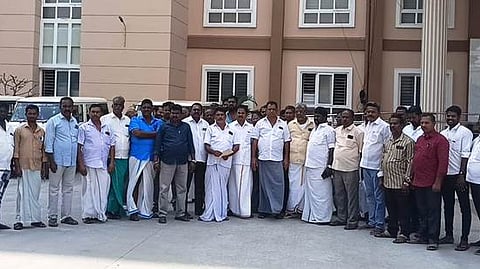 லாரி உரிமையாளா்கள் வேலைநிறுத்தம்