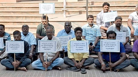 108 அவசர ஊா்தி சேவையினா் வேலை நிறுத்தம் தொடக்கம்