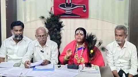 கோவையில் வியாழக்கிழமை நடைபெற்ற செய்தியாளா்கள் சந்திப்பில் பங்கேற்ற ஓய்வு பெற்ற பேராசிரியா் எஸ்.காமராஜ். உடன், மேச்சேரி சத்தியபாமா அறக்கட்டளை நிறுவனரும், தலைவருமான சத்தியபாமா உள்ளிட்டோா்.