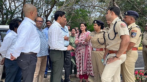 பாலிடெக்னிக் கல்லூரி பகுதியில் ஆய்வு மேற்கொண்ட மத்திய பாதுகாப்புப் படையினா், மாவட்ட ஆட்சியா் இஷிதா ரதி, முதுநிலை காவல் கண்காணிப்பாளா் லட்சுமி செளஜன்யா உள்ளிட்டோா்.