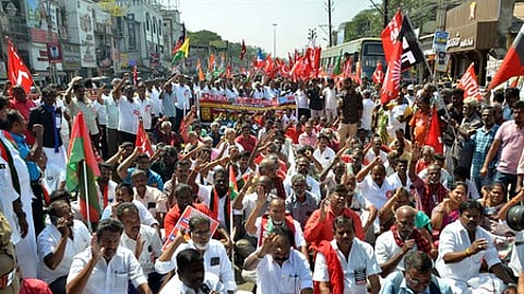 தொழில் சங்கத்தினா் மறியல் போராட்டம்